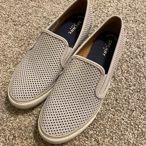 Sperry Seaside Perforated Sneaker Size 9.5